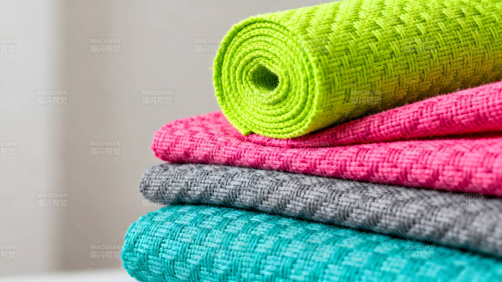 彩色瑜伽垫叠放图片
