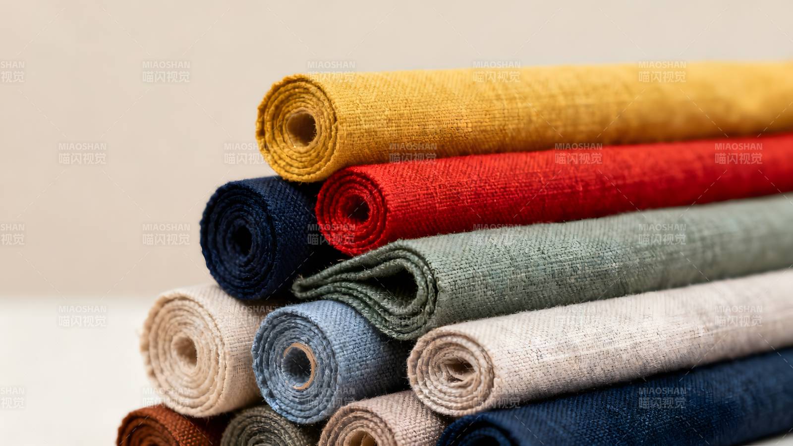 多彩布料卷叠图片