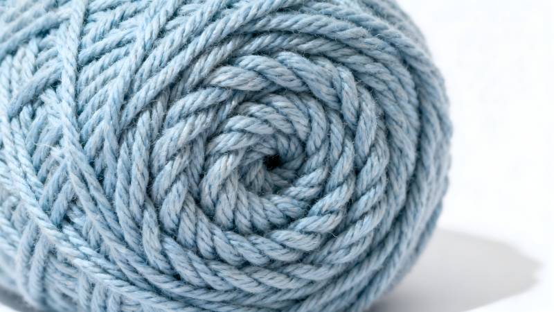 浅蓝毛线球特写图片