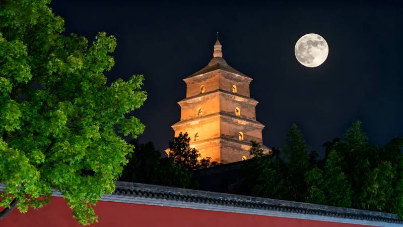 月照古塔夜景图片