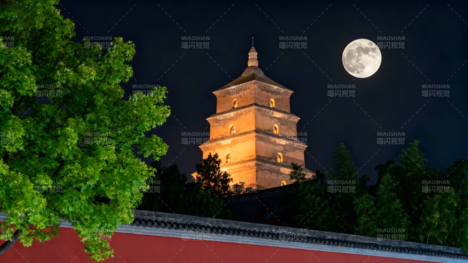 月照古塔夜景图片