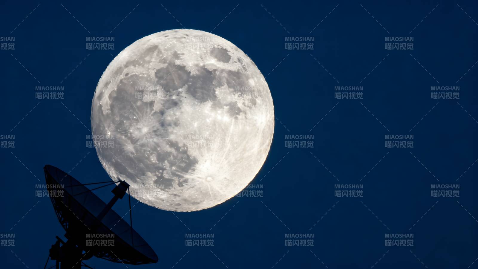 卫星仰望明月图片