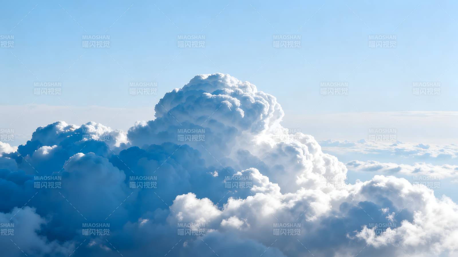 云海翻涌 蓝天映衬图片