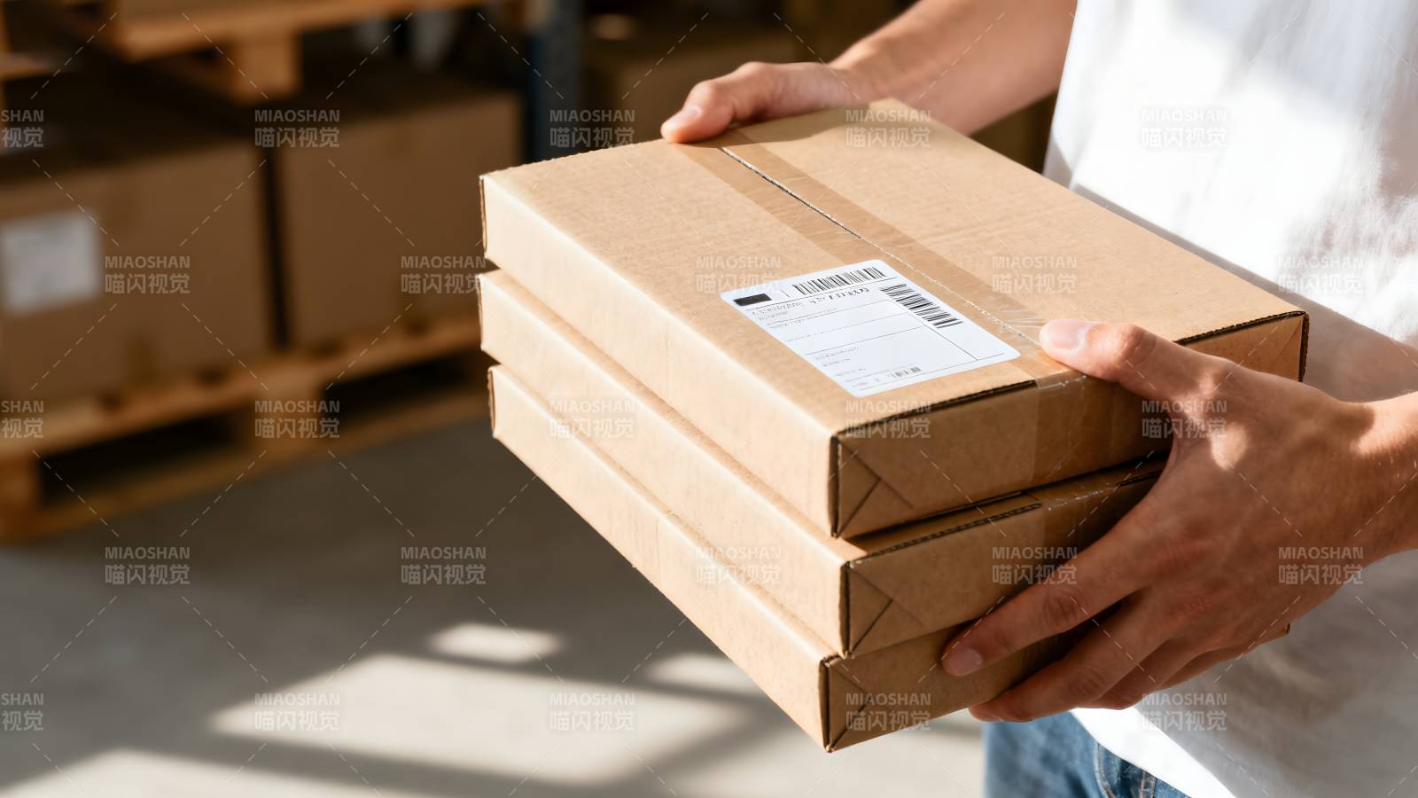 搬运纸箱包裹图片
