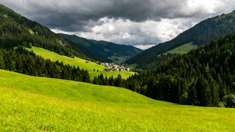 青山绿水映村庄图片