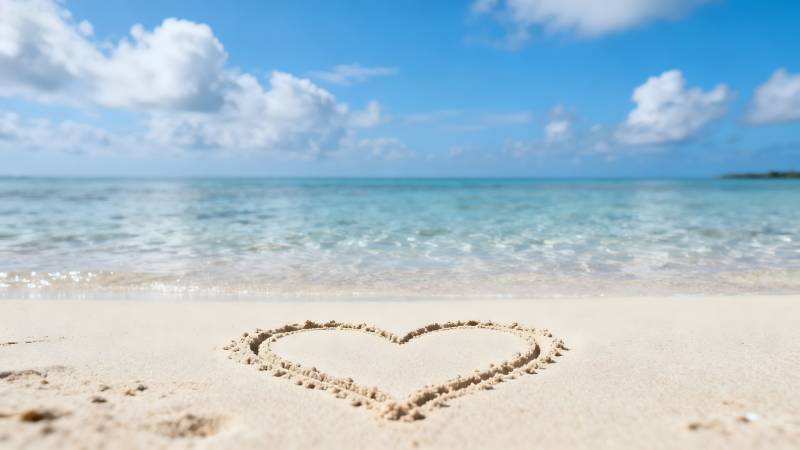 沙滩心形与海景图片