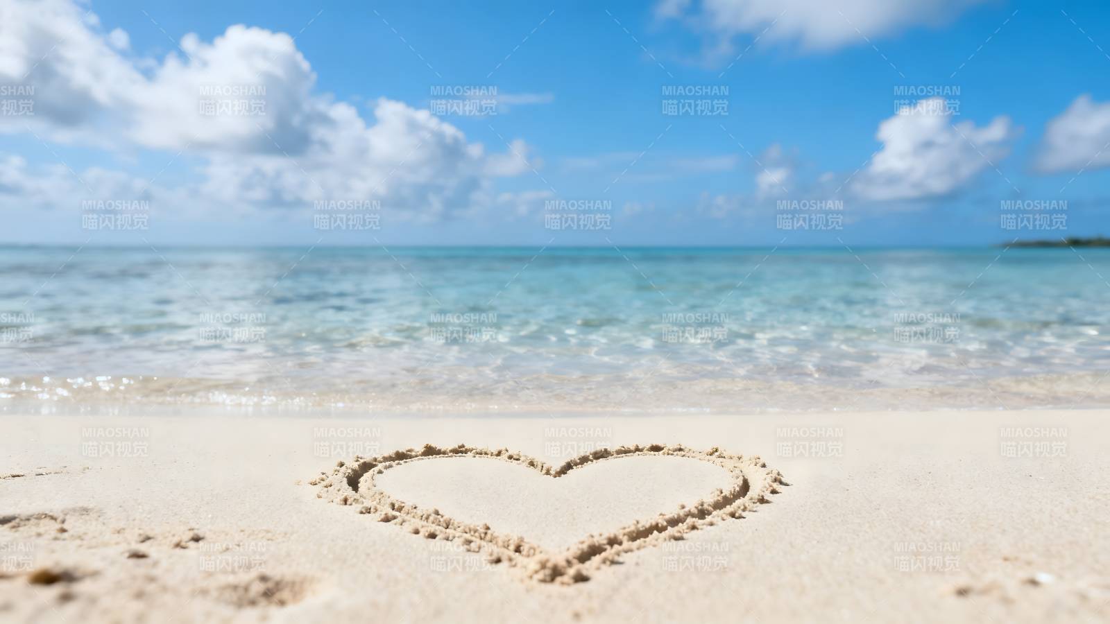 沙滩心形与海景图片
