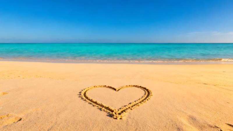 沙滩上的爱心图片