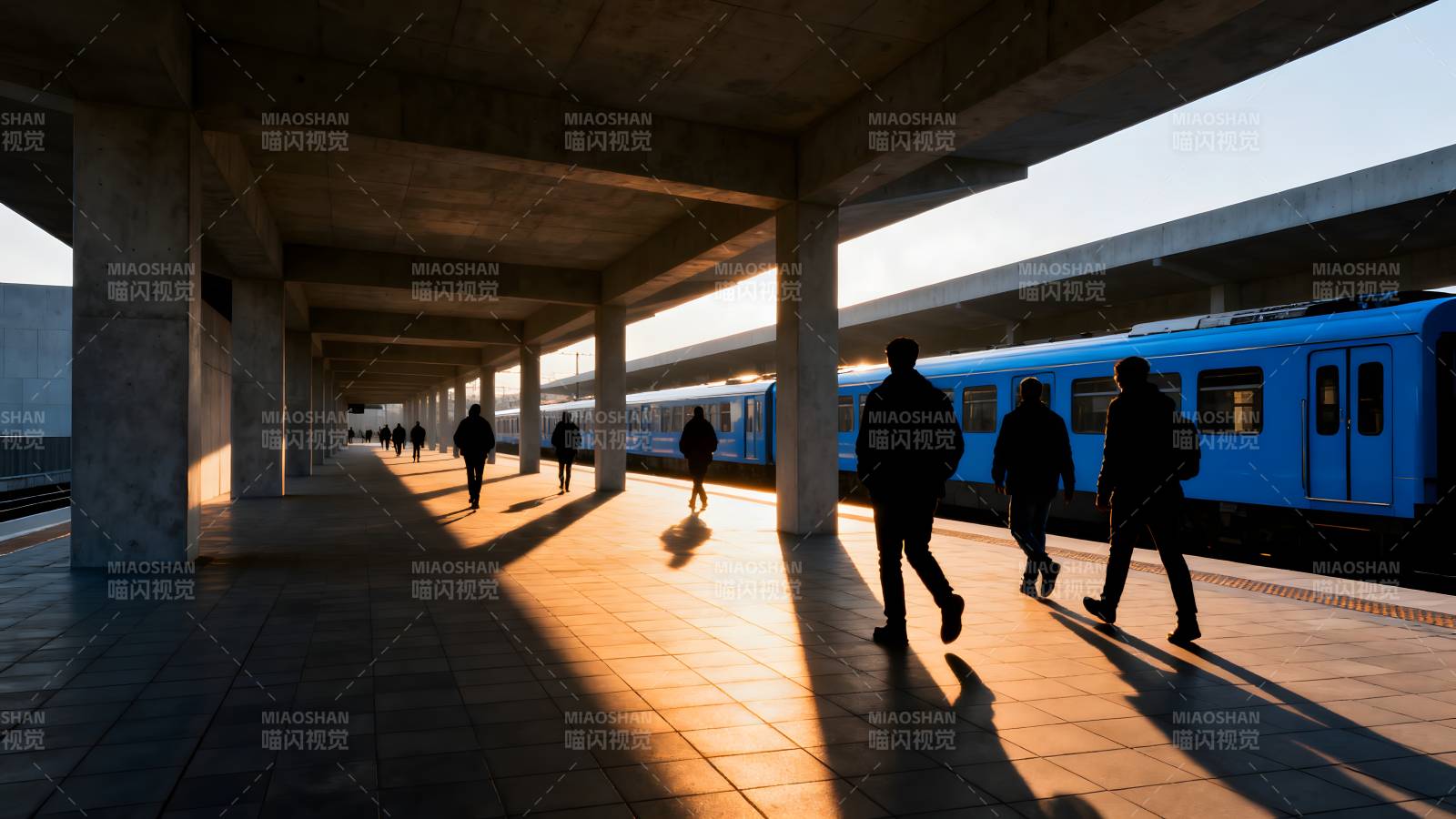 站台光影行人匆匆图片