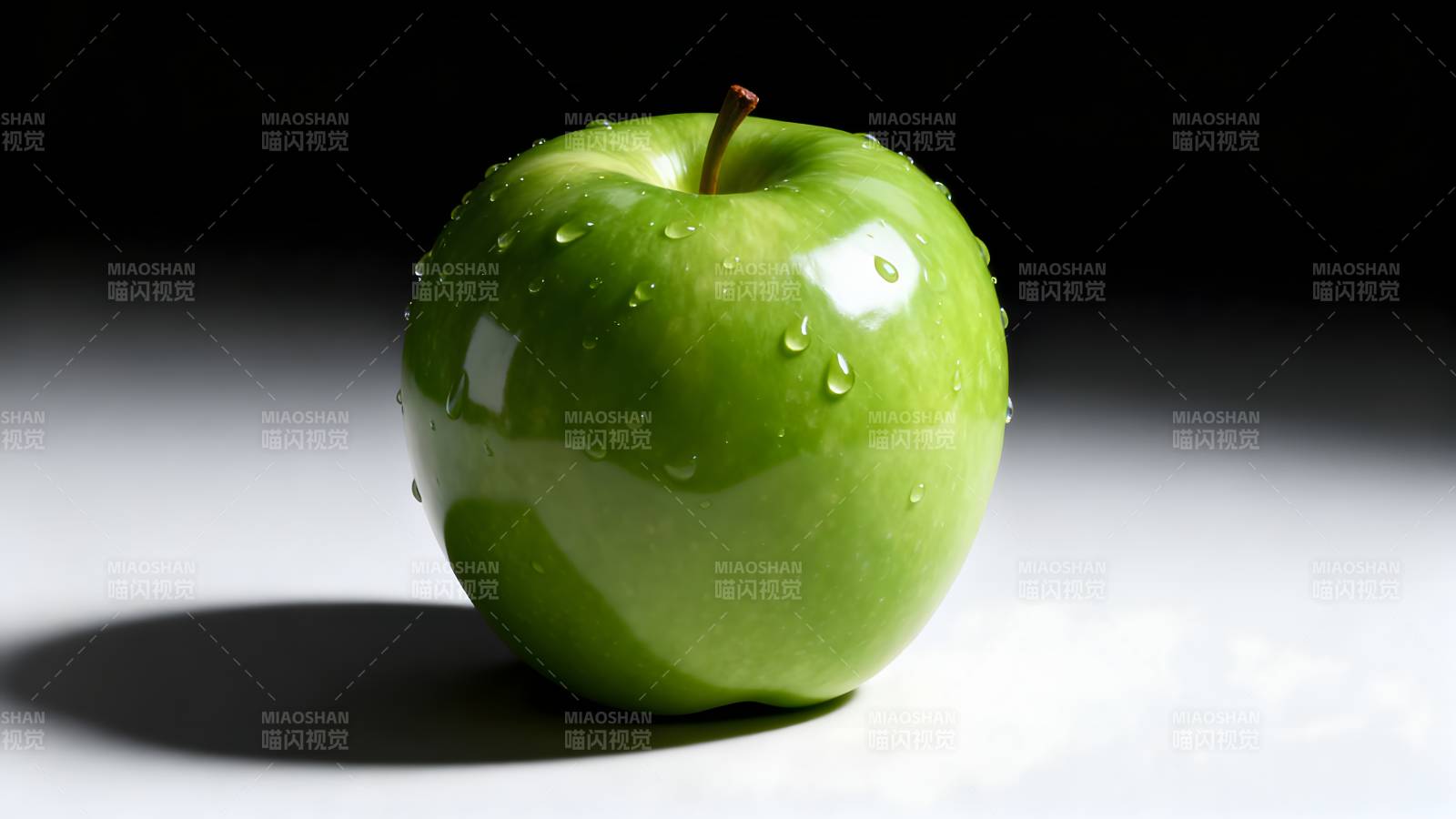 青苹果上的水珠图片