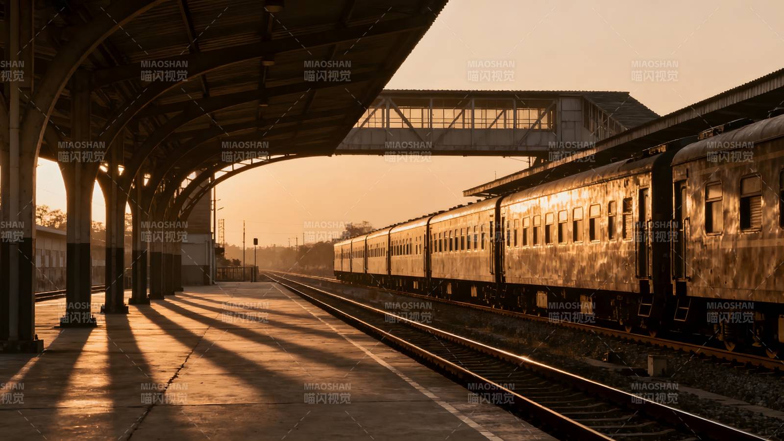 夕阳下的火车站图片