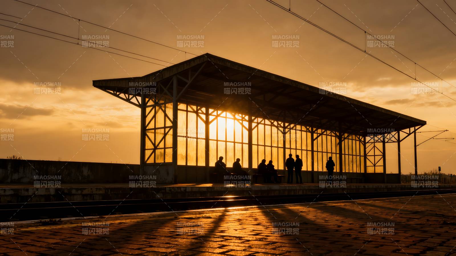 夕阳下的站台剪影图片