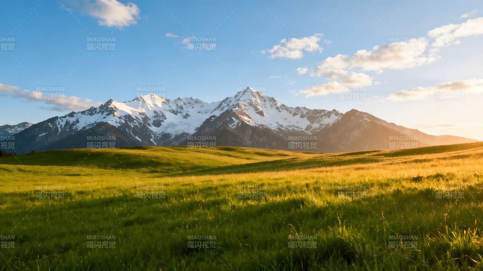 雪山草原晨光图片
