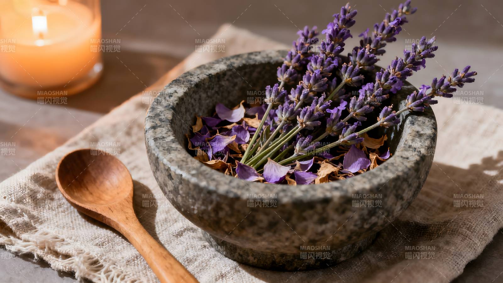 薰衣草香氛静谧时光图片