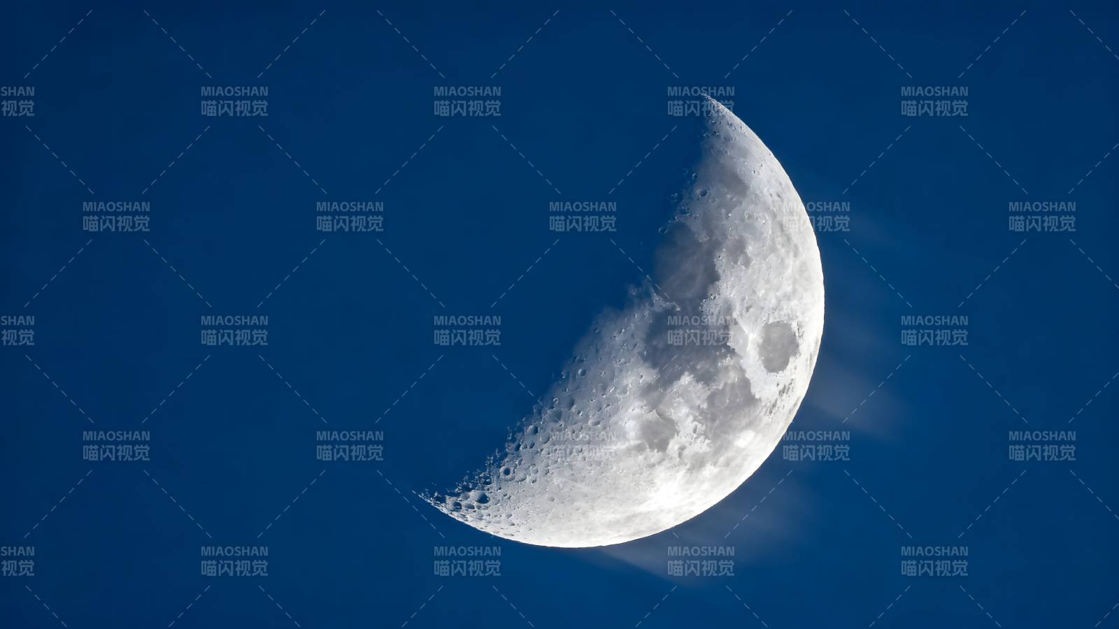 弯月挂夜空图片