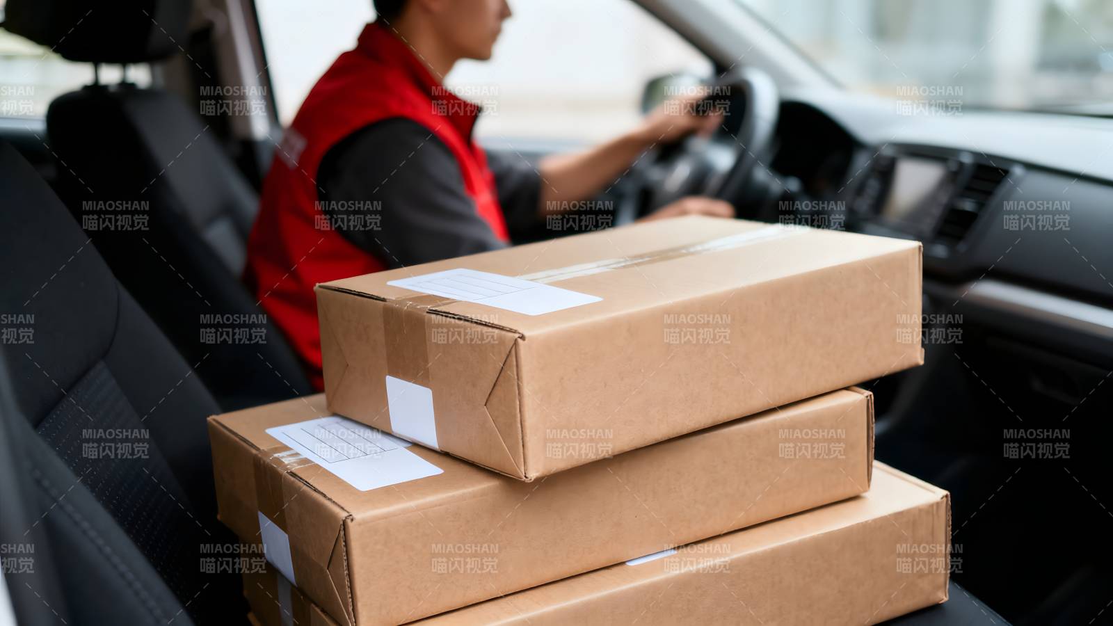 快递员车内送包裹图片