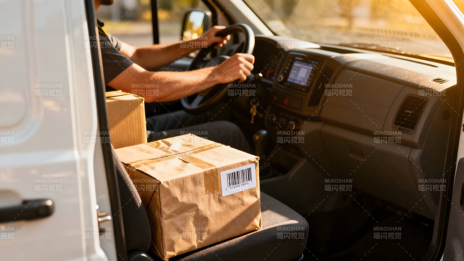 快递员驾驶送包裹图片