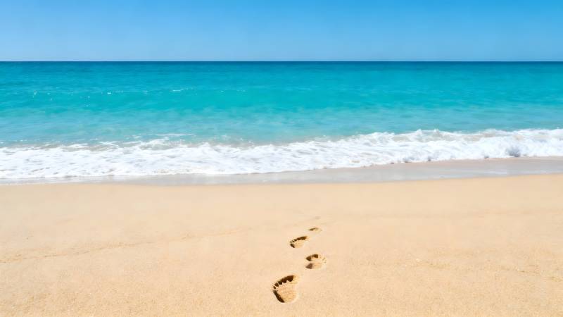 沙滩足迹海天一色图片