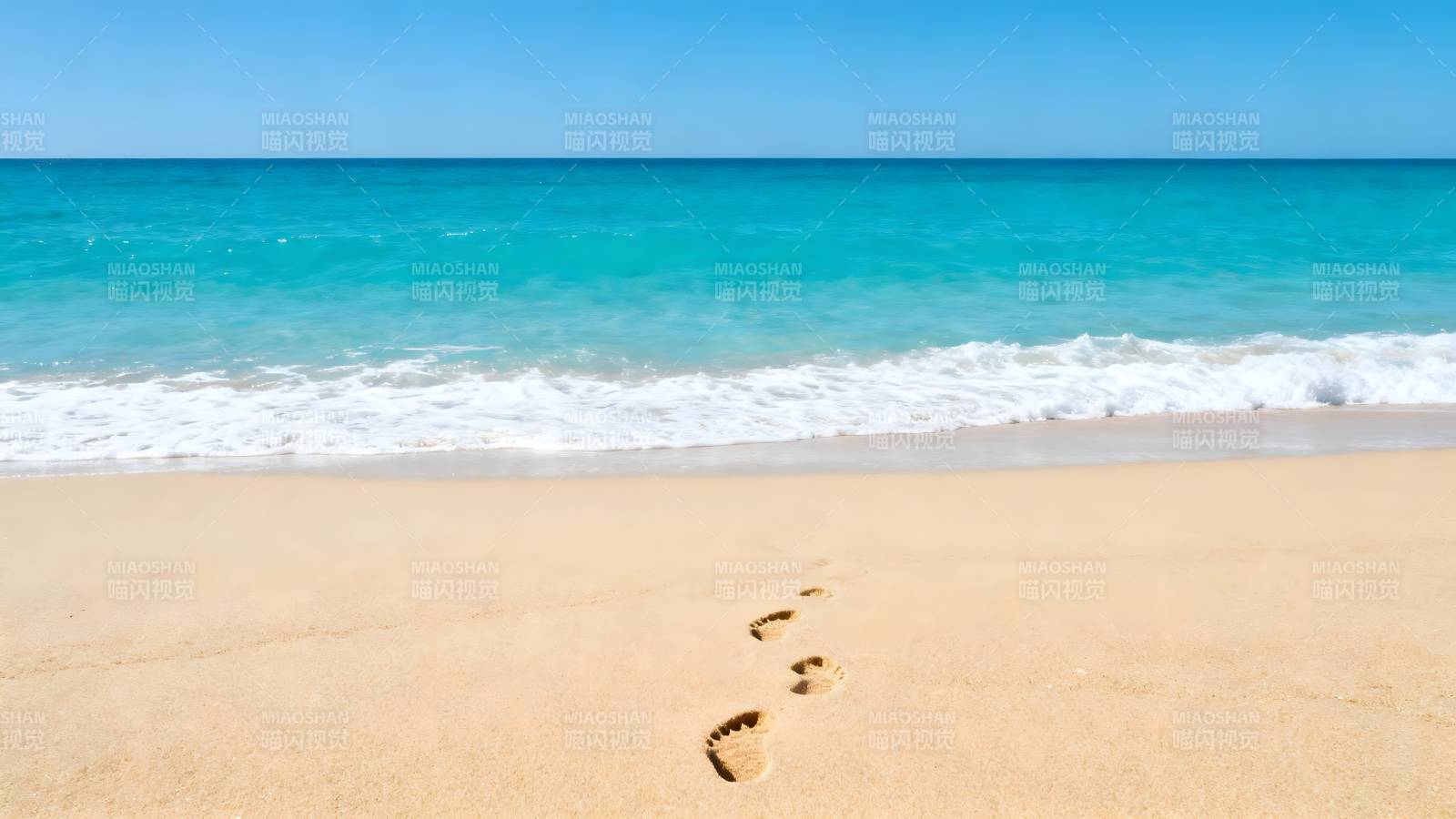 沙滩足迹海天一色图片