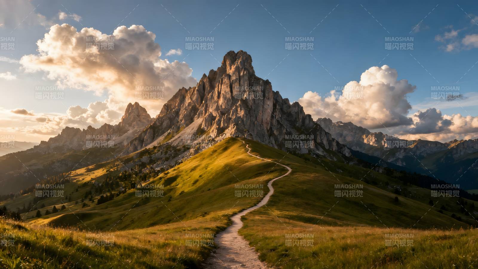 山径通向峰顶图片