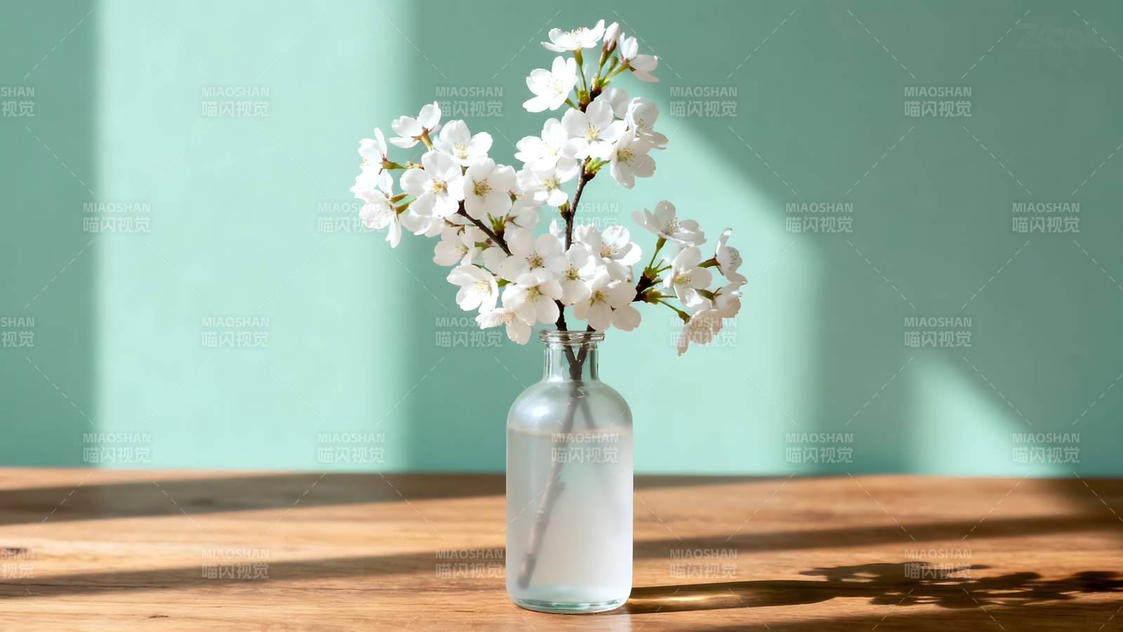 白花静置玻璃瓶图片