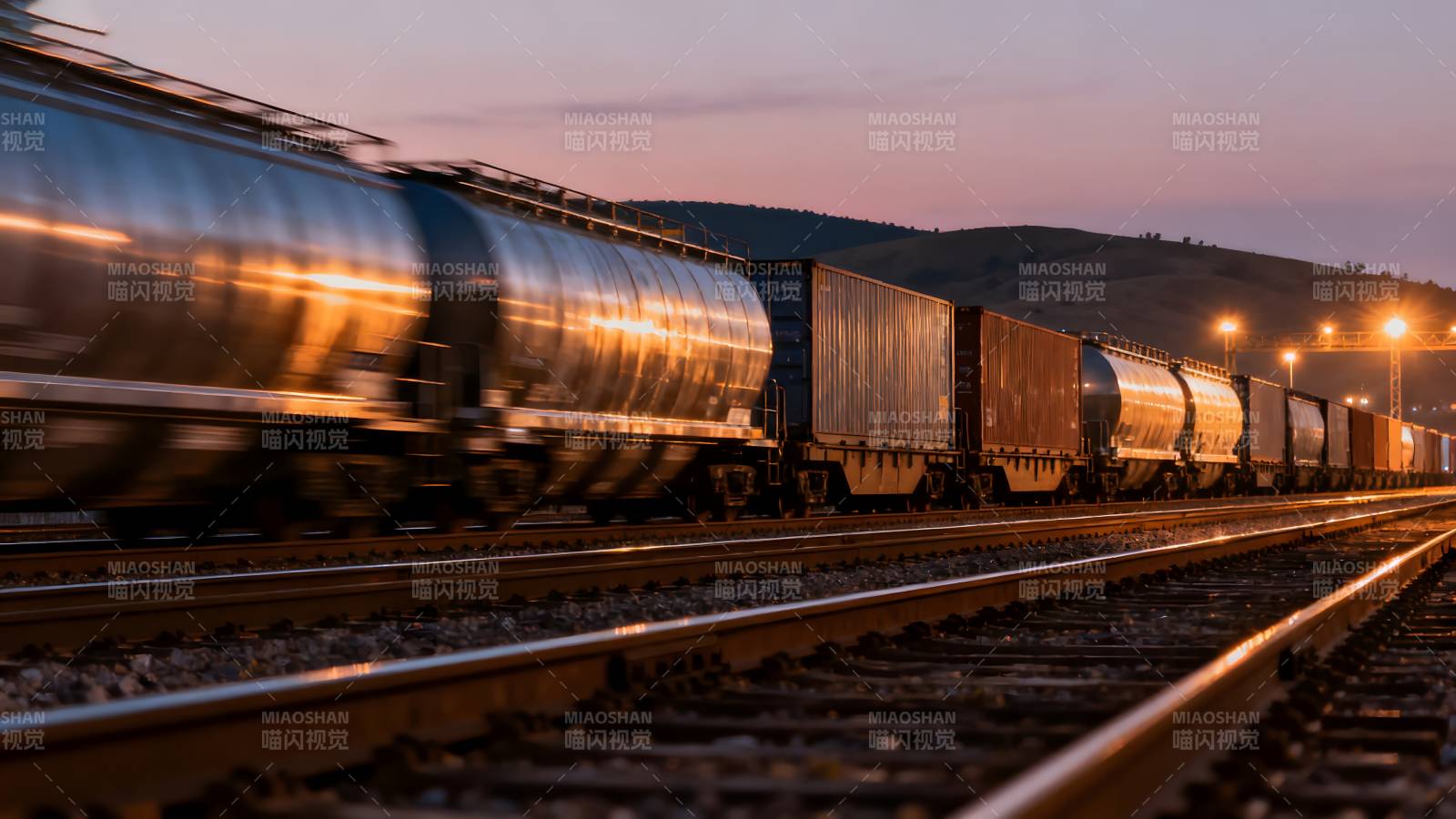 黄昏铁轨上的货运列车图片