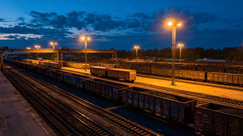 夜幕下的货运铁路图片