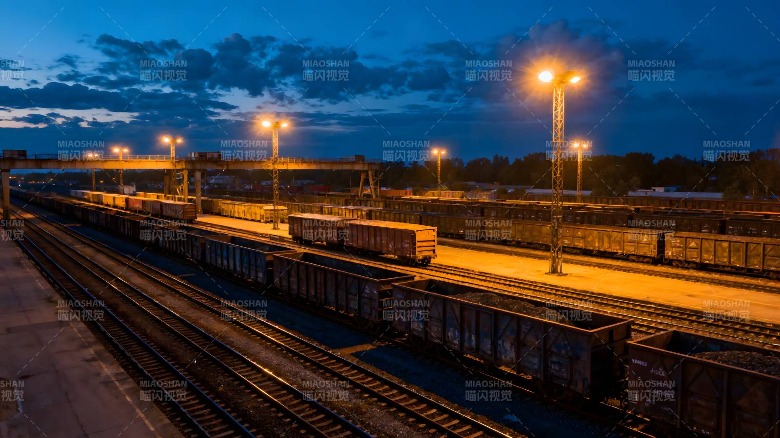 夜幕下的货运铁路图片