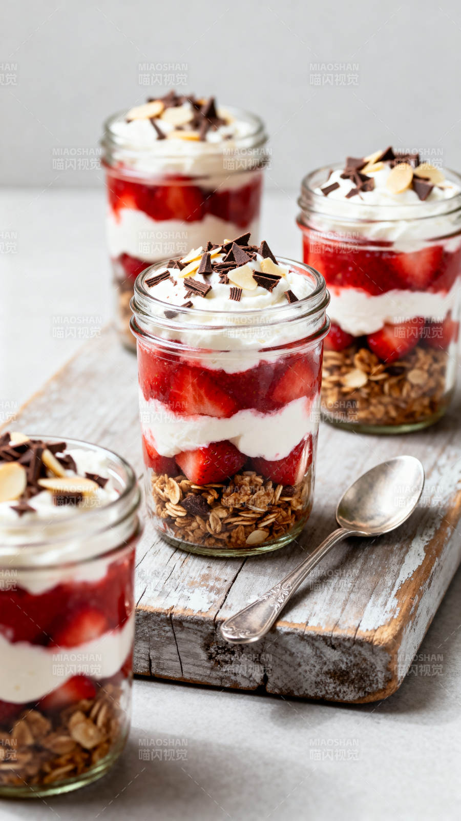 草莓酸奶燕麦杯图片