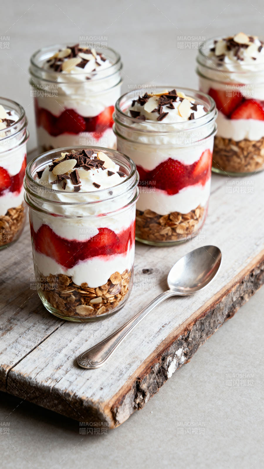 草莓酸奶杯图片