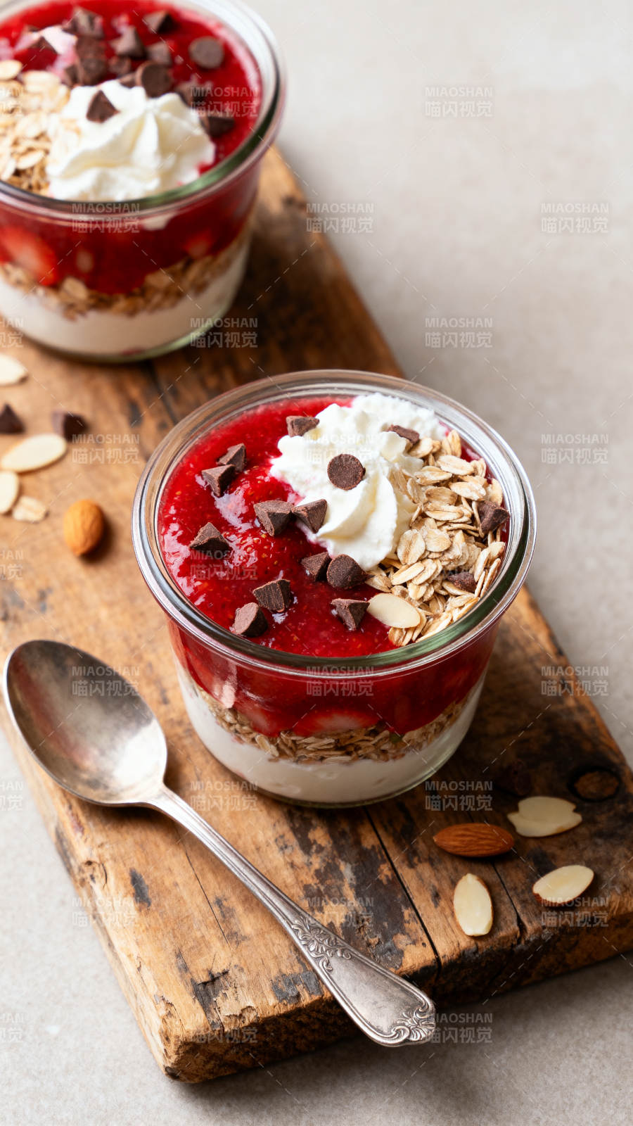 草莓燕麦杯甜品图片