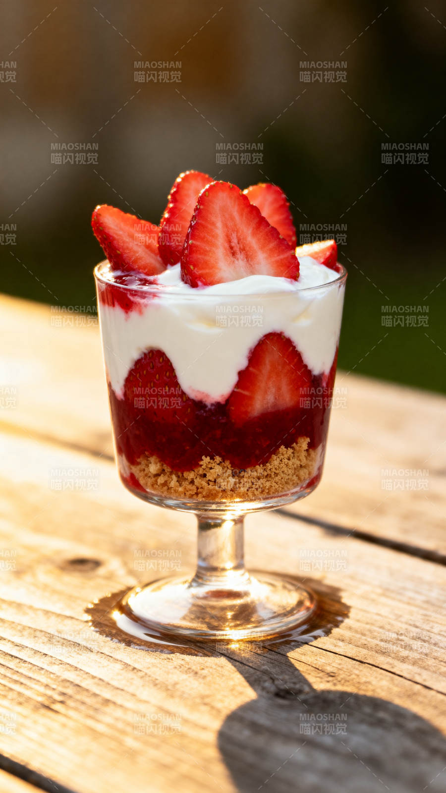 草莓奶昔杯图片