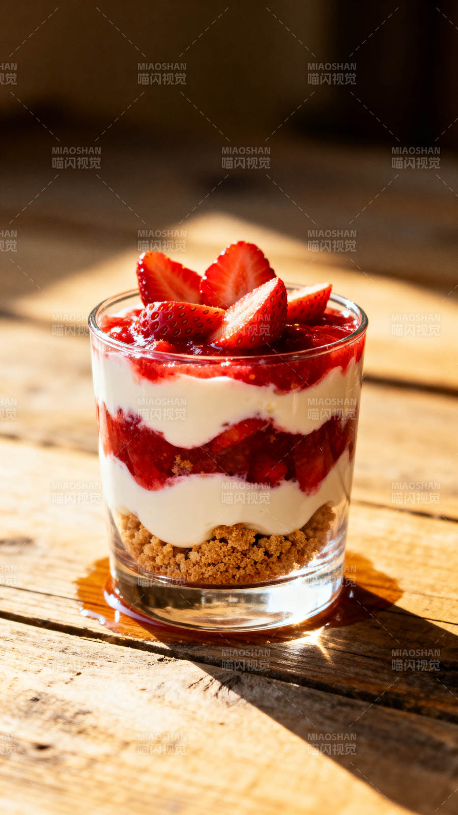 草莓酸奶杯图片