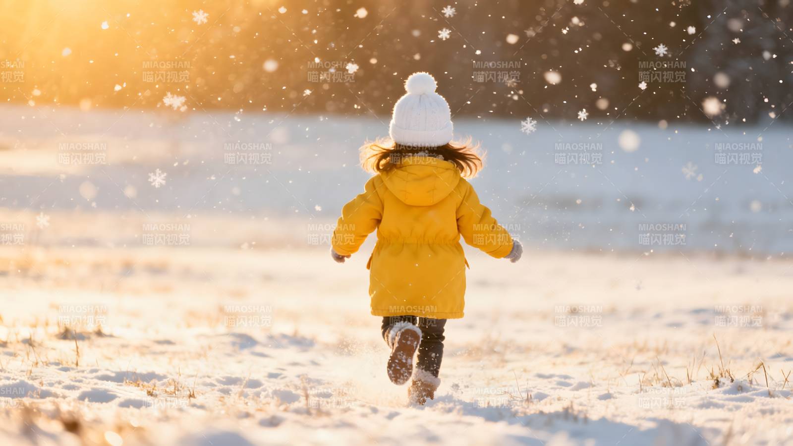 雪地奔跑的小女孩图片