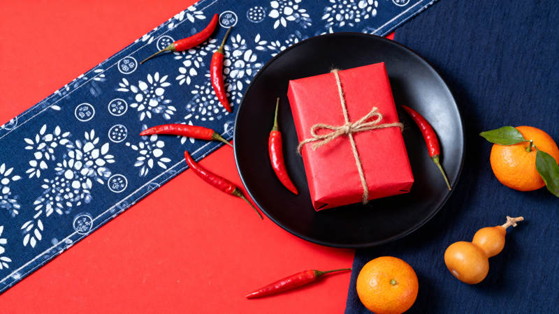 红礼盒与橙椒静物图片