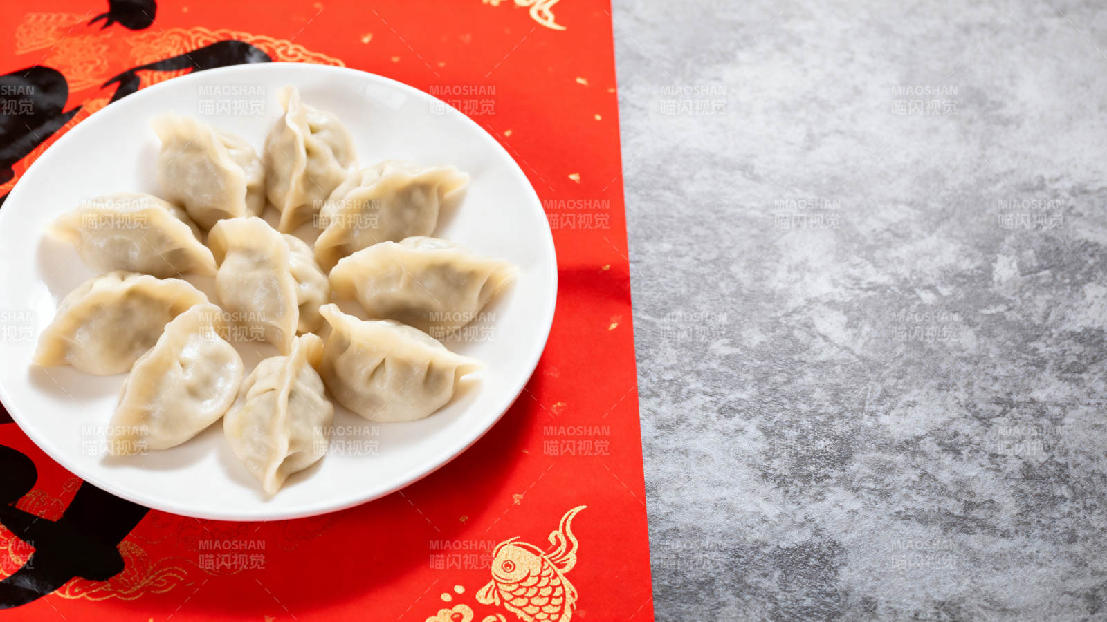 饺子摆盘迎新春图片