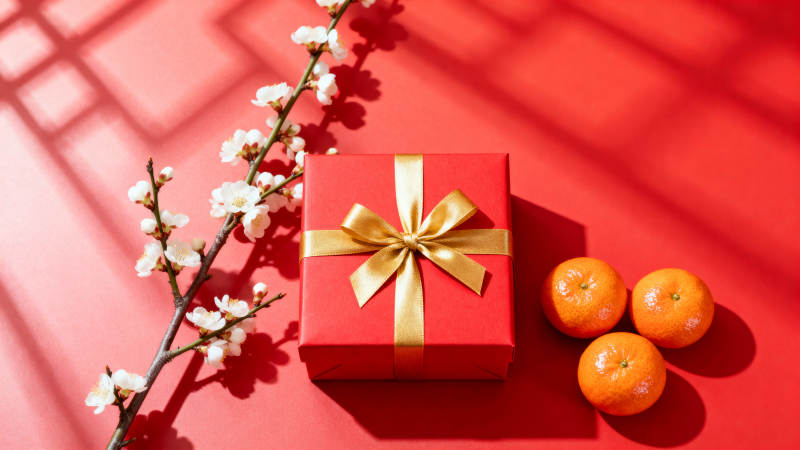 红礼盒与橙花枝图片