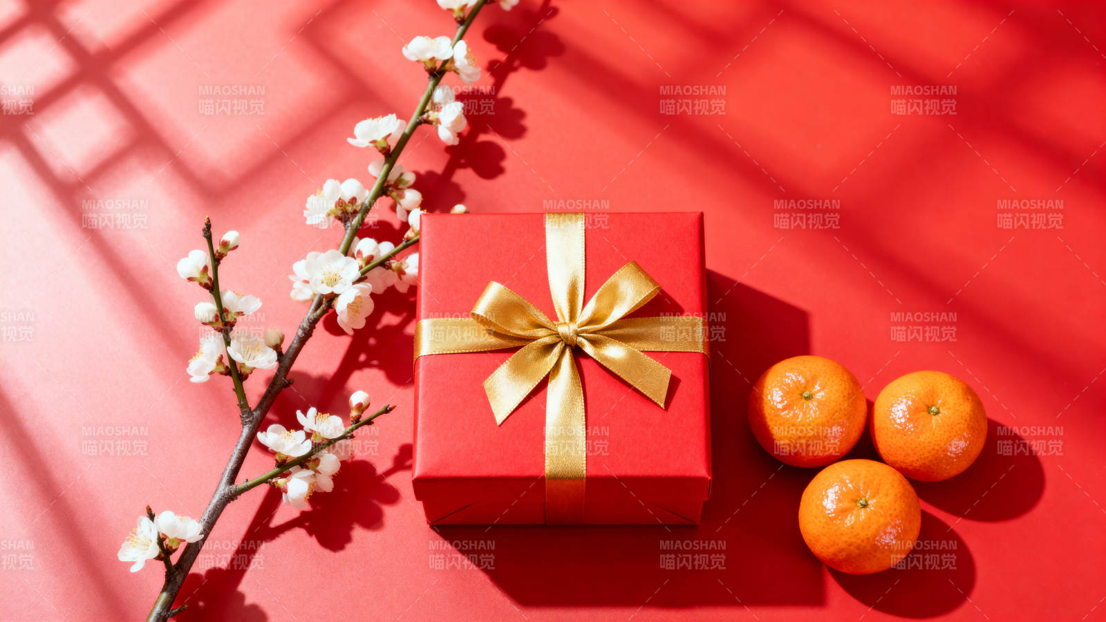 红礼盒与橙花枝图片