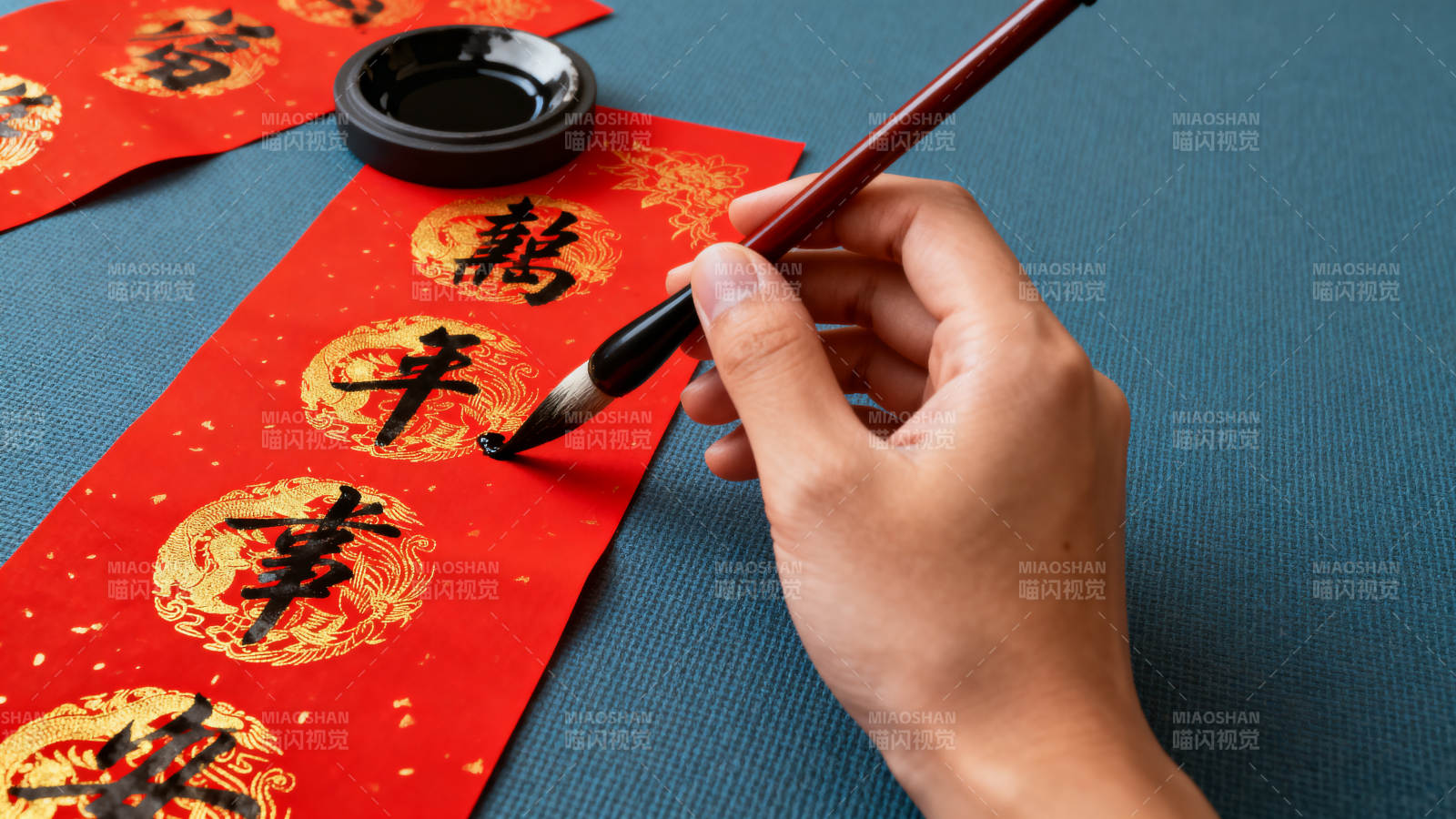 新春挥毫写福字图片