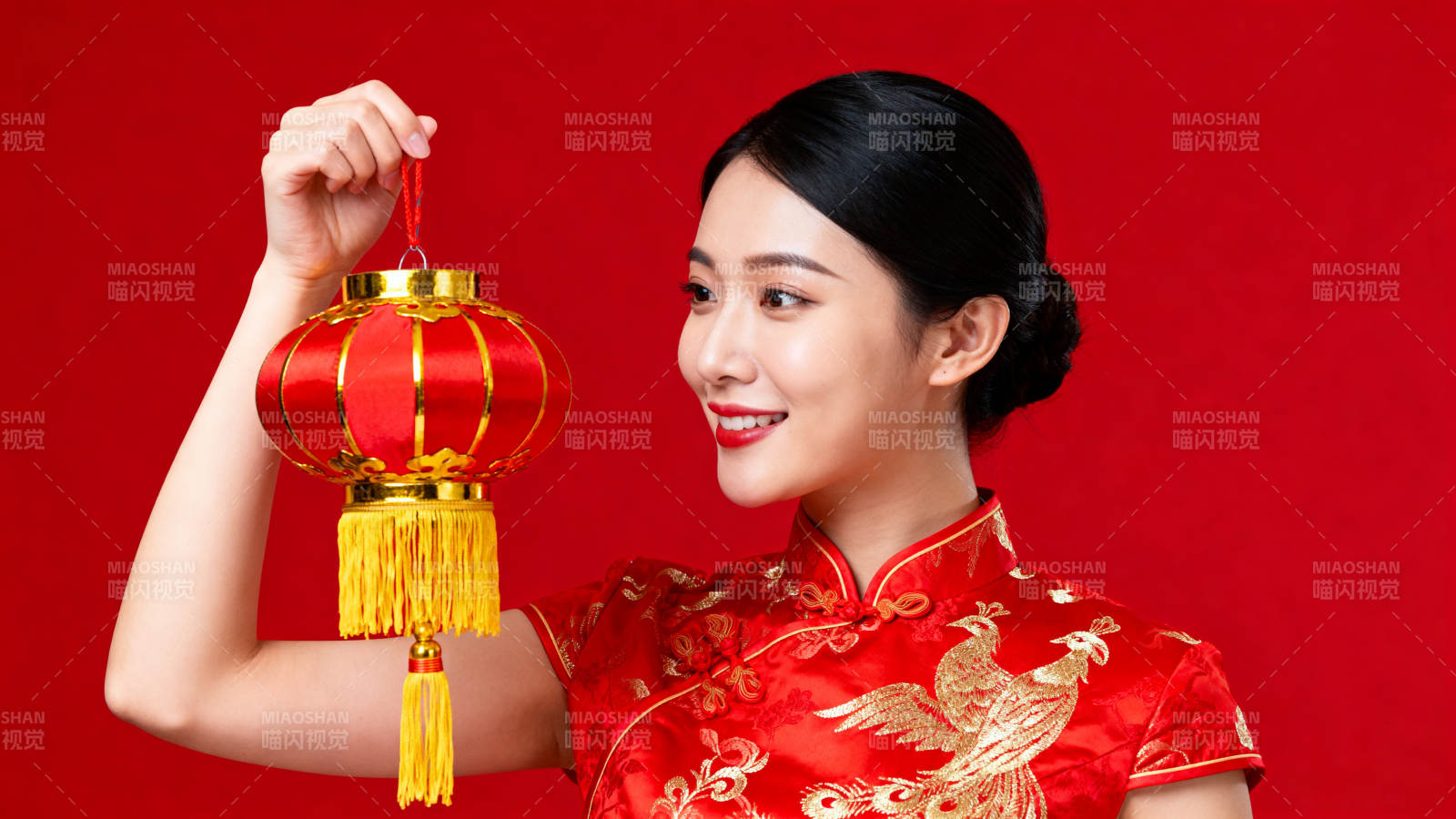 红衣女子提灯笼图片