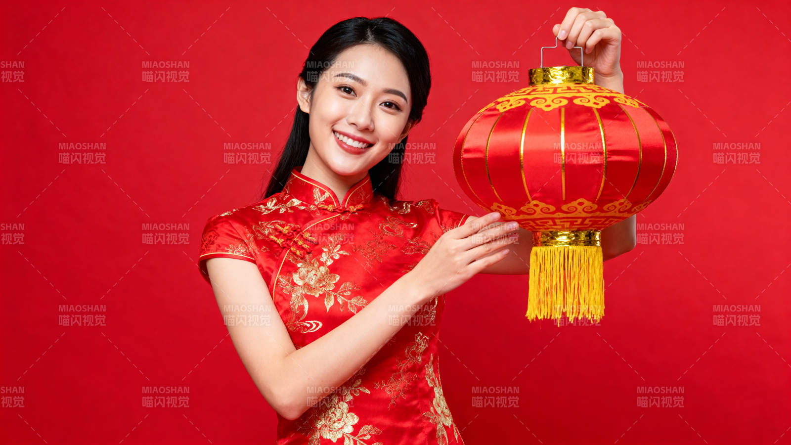 红衣女子提灯笼图片