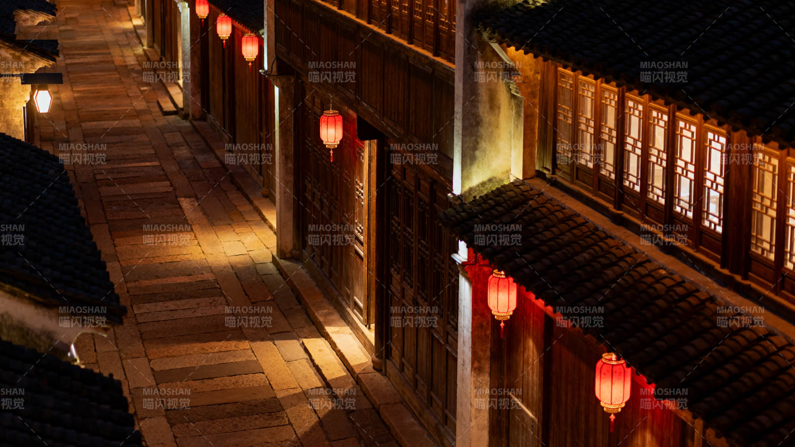 古巷夜灯映木屋图片