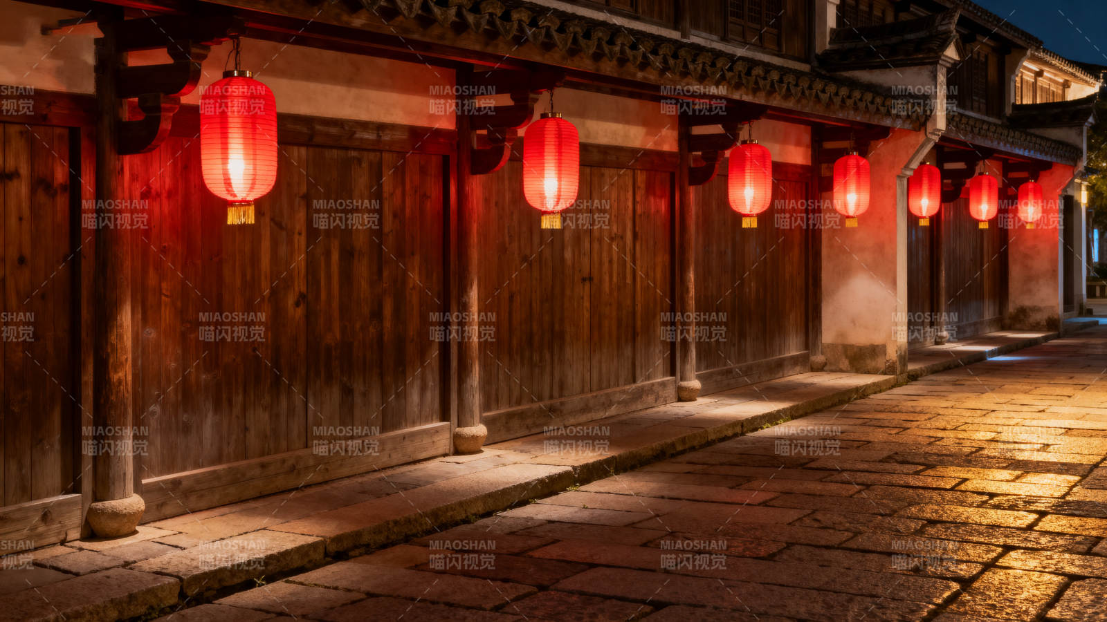 古街夜灯映木墙图片