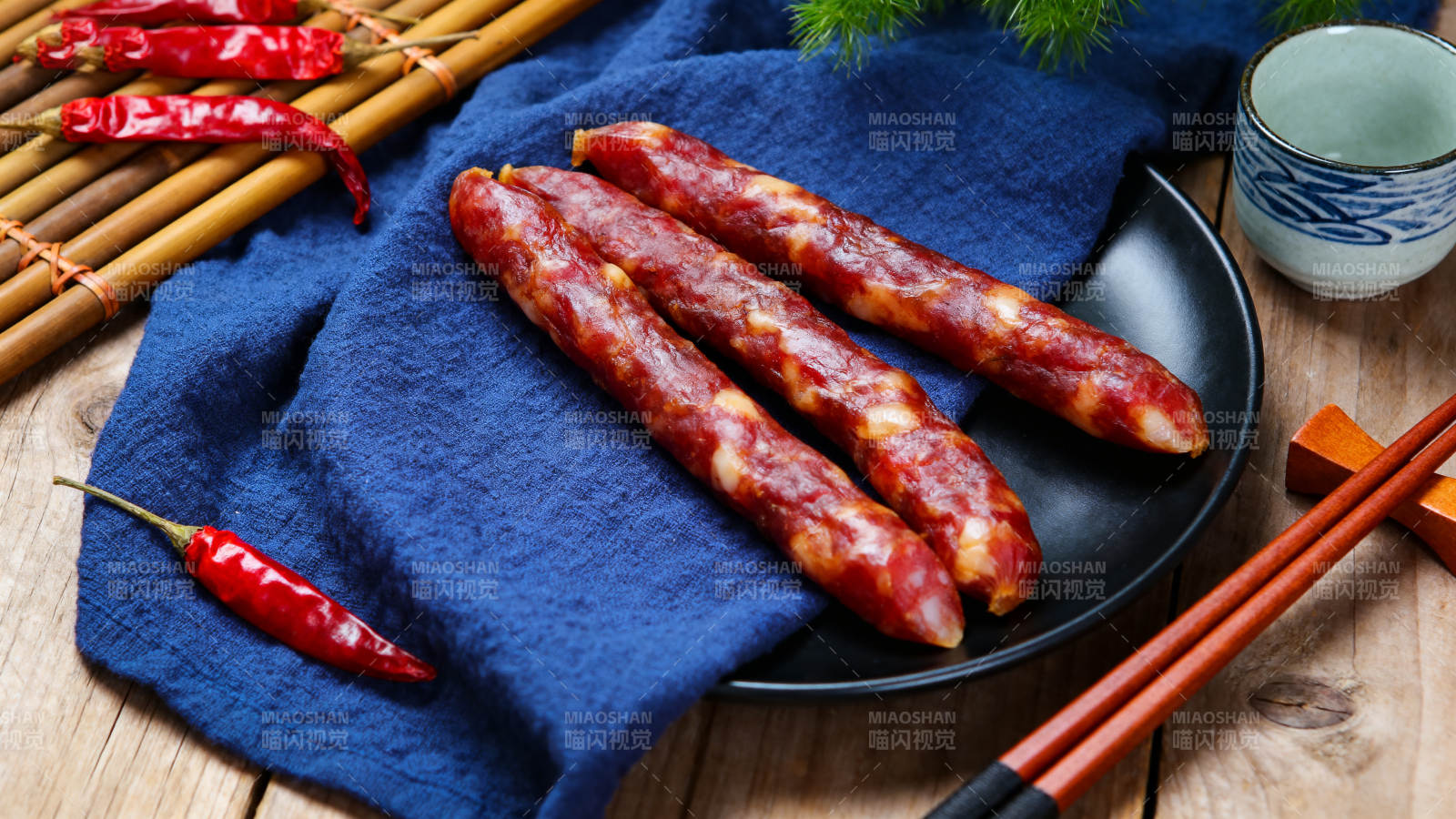 香肠配红椒 美味诱人图片