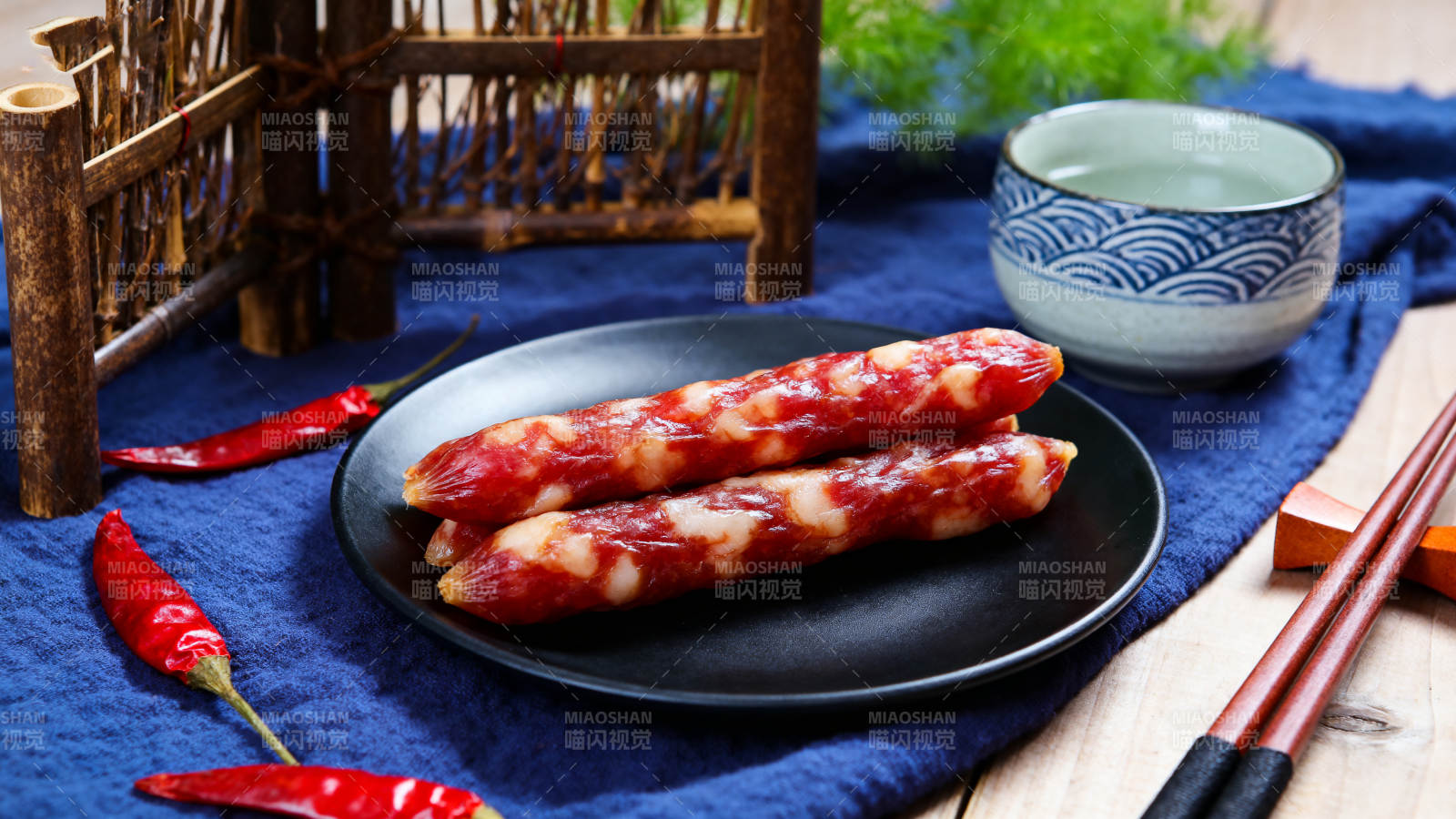 腊肠配红椒摆盘图片