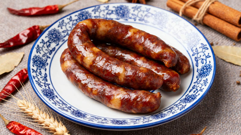 香肠配辣椒与香料图片