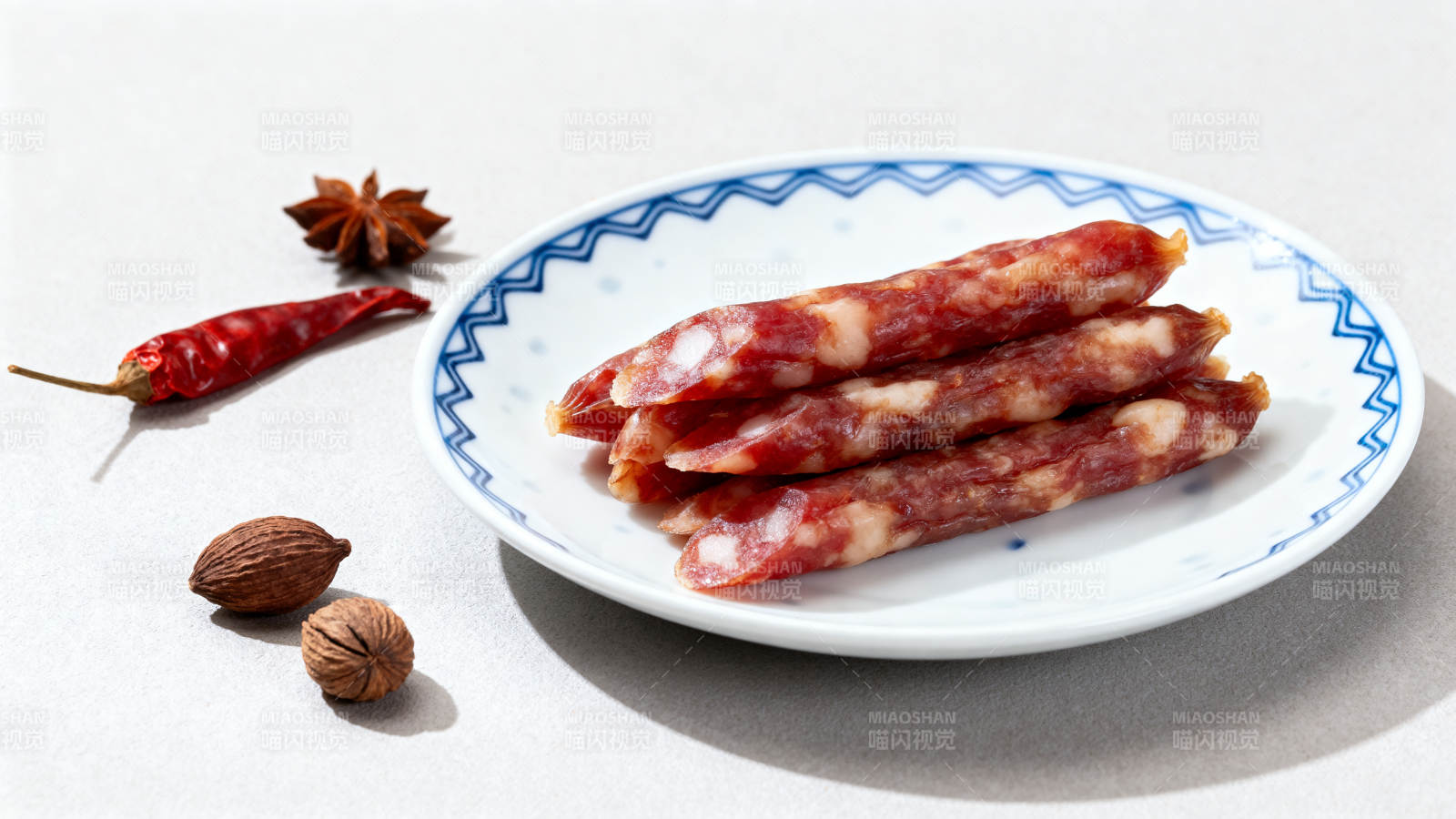 香肠配调料摆盘图片