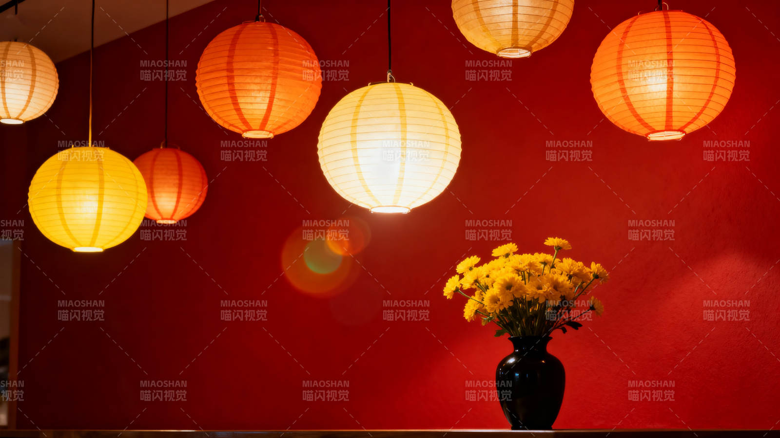 红墙灯影花香图片