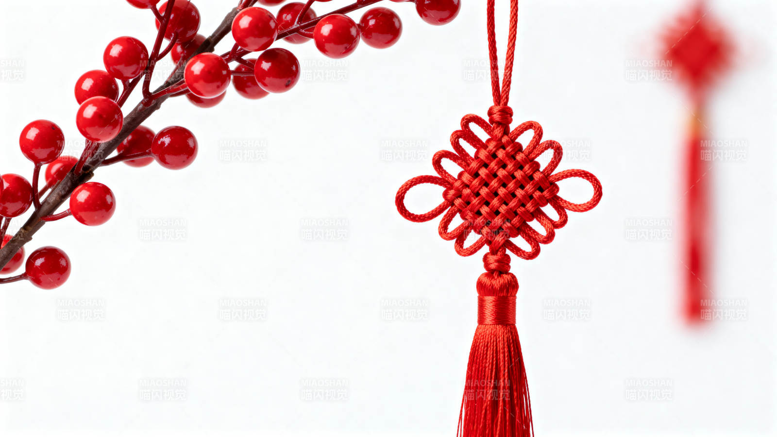 红绳结与浆果装饰图片