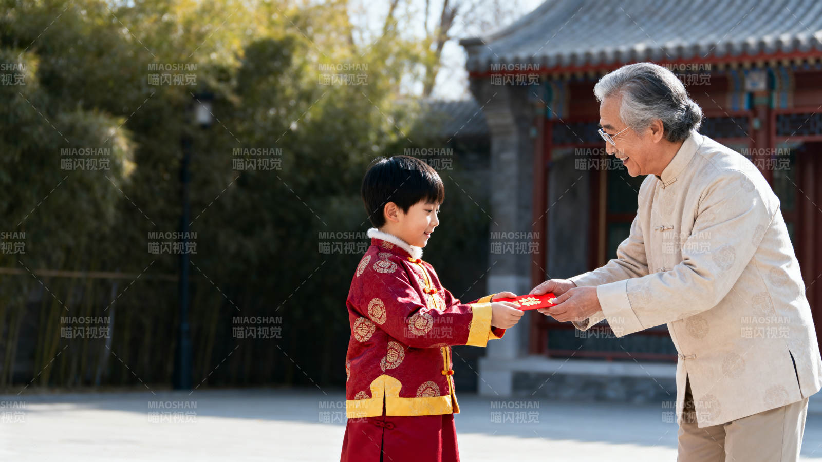 祖孙共庆传统佳节图片